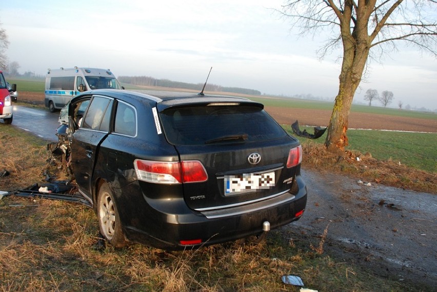 Tragiczny wypadek w Skarszewie. Auto osobowe uderzyło w drzewo. Kierowca nie żyje