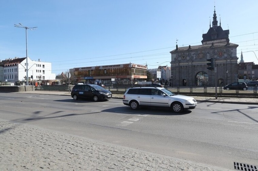 Naziemne przejście dla pieszych przy Bramie Wyżynnej w Gdańsku. Są trzy chętne firmy do jego budowy