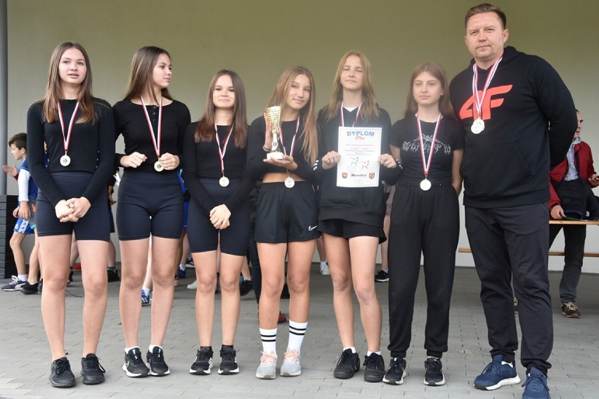 Mistrzostwa Powiatu Wieluńskiego w Sztafetowych Biegach Przełajowych szkół podstawowych