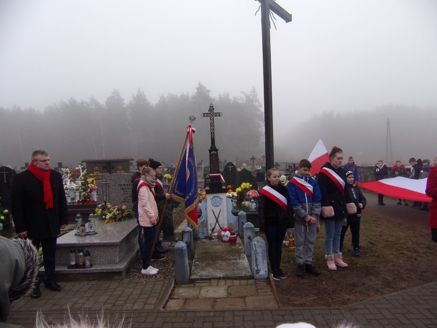 Uczniowie Szkoły Podstawowej w Białaszewie przeszli w marszu...