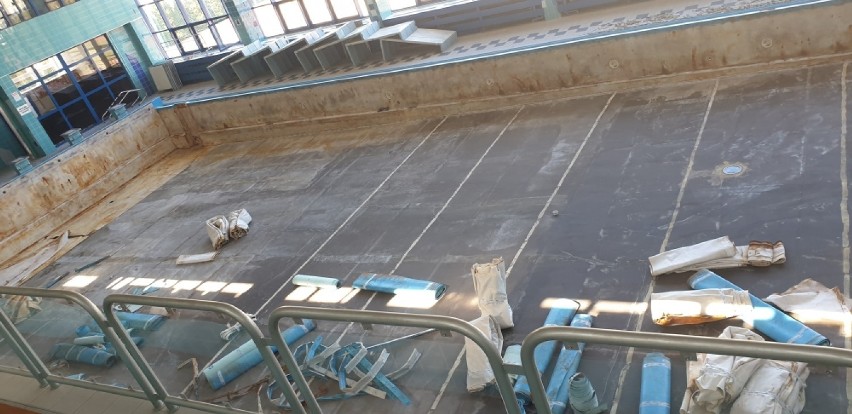 Trwa remont niecki basenowej przy SP3 w Zawierciu.