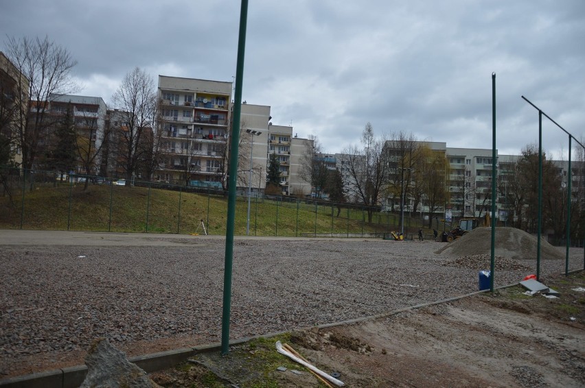 Bochnia. Trwa remont boiska Orlik na os. Niepodległości [ZDJĘCIA]