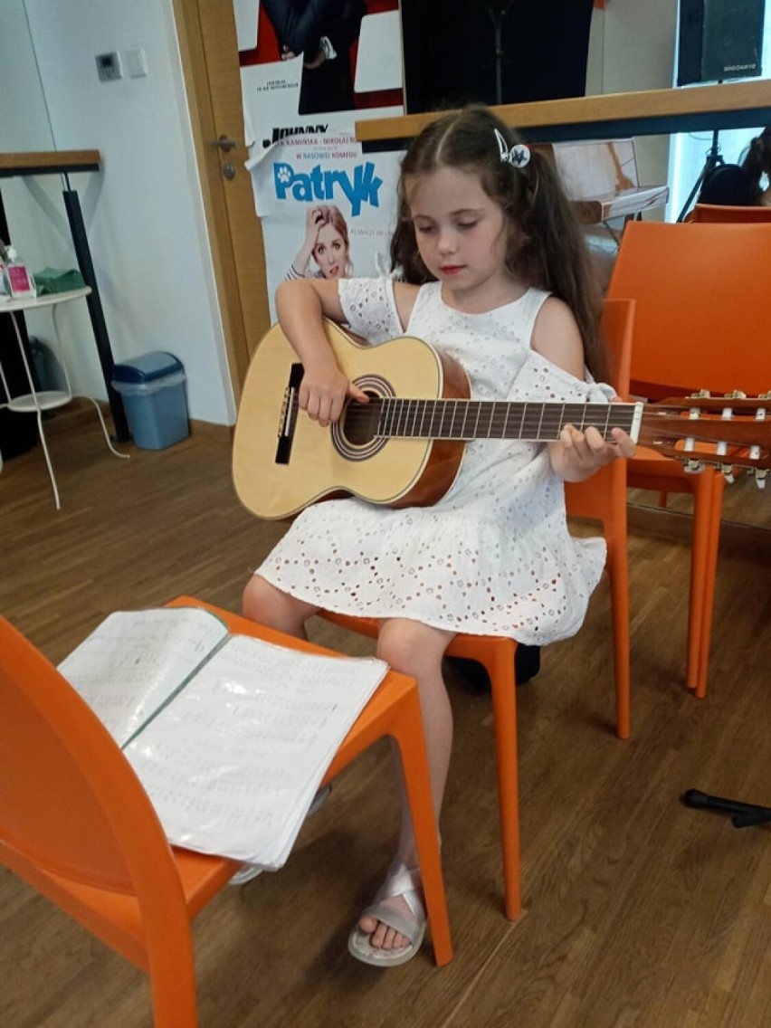 Wakacyjna szkółka gitarowa rusza w zduńskowolskim Ratuszu