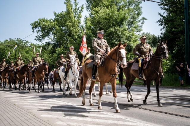 W setną rocznicę przyłączenia części Górnego Śląska do Polski grupa rekonstruktorów odtworzyła uroczysty przemarsz Wojsk Polskich pod przywództwem generała Stanisława Szeptyckiego z 1922 roku. Zobacz kolejne zdjęcia. Przesuwaj zdjęcia w prawo - naciśnij strzałkę lub przycisk NASTĘPNE