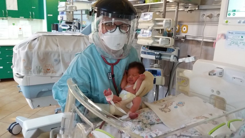 Lekarze uratowali zakażoną koronawirusem mieszkankę Świebodzic i jej dziecko. To był pionierski zabieg!