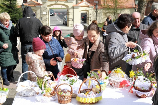 Wielkanoc 2022. Święcenie pokarmów w Wielką Sobotę u franciszkanów w Koninie.