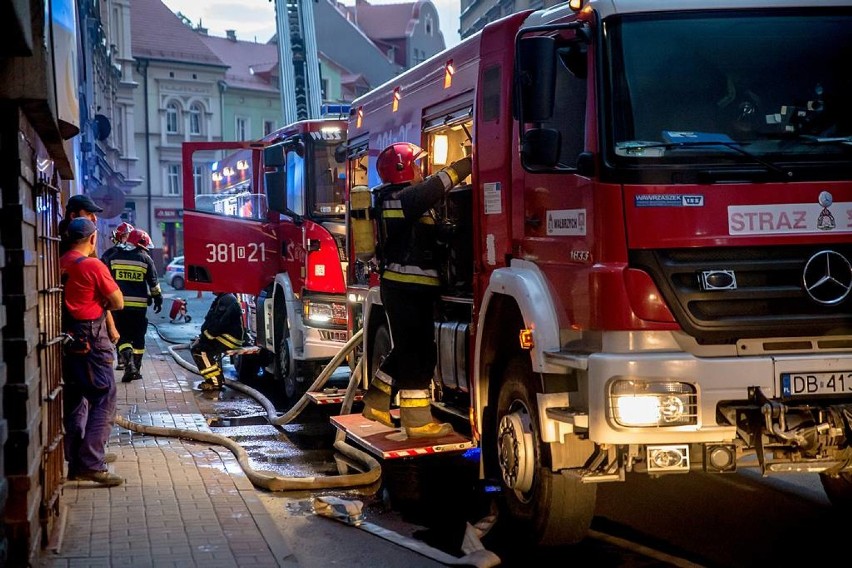 Wałbrzych: Pożar poddasza kamienicy przy al. Wyzwolenia w Wałbrzychu (ZDJĘCIA)