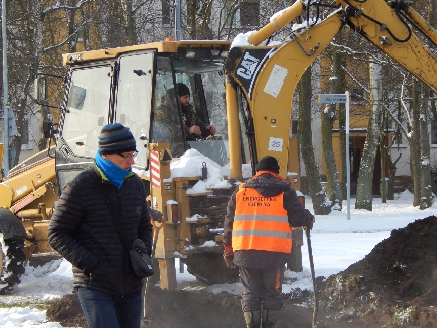 Usuwanie awarii rury ciepłowniczej na placu Dąbrowskiego w...