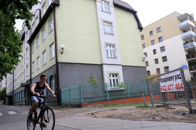 Obok budynku ZUS-u przy Mickiewicza pojawił się niedawno plac do wynajęcia. Maria Pekasiewicz proponuje, aby tam ZUS urządził parking