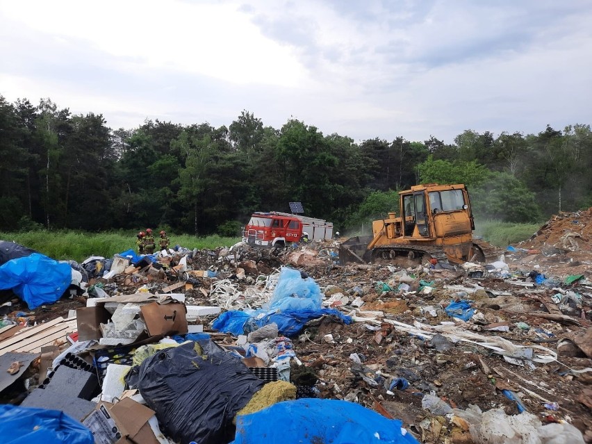 Pożar składowiska odpadów w Szymiszowie. 10 zastępów gasiło płomienie [ZDJĘCIA]