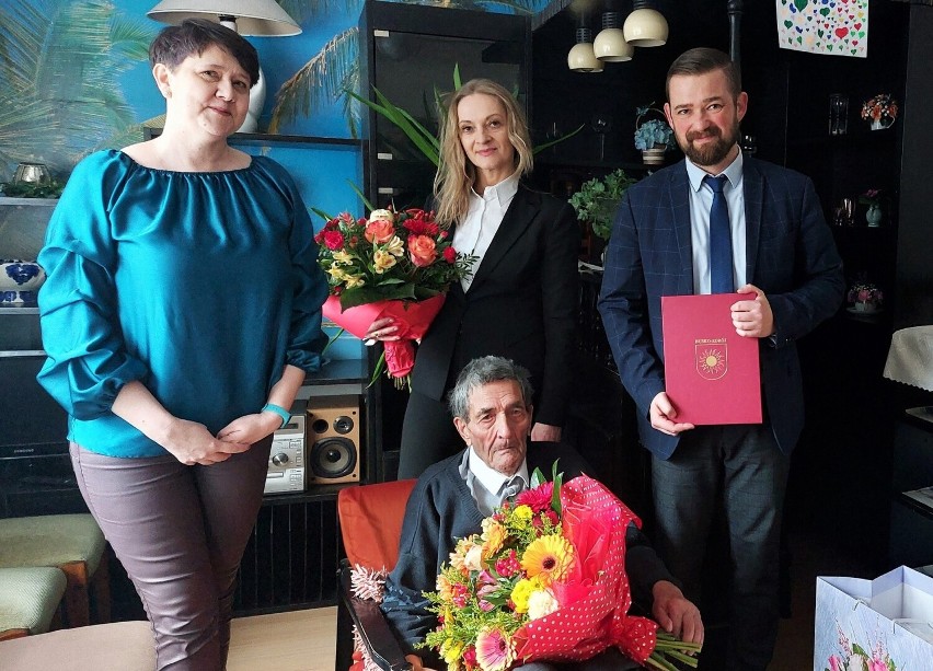 Jubilatowi gratulowali zastępca burmistrza miasta i gminy...