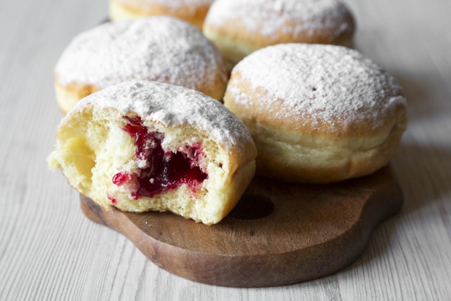 Co jest bardziej kaloryczne pączki czy faworki? Czy pączki z serka homogenizowanego albo pieczone są bardziej dietetyczne? Odpowiedzi na te i inne pytania związane z pączkami, znajdziesz na kolejnych slajdach.