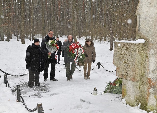 Od złożenia kwiatów i zapalenia zniczy rozpoczęto obchody 69 rocznicy ucieczki więźniów z Waldlager Borek w Chełmie.