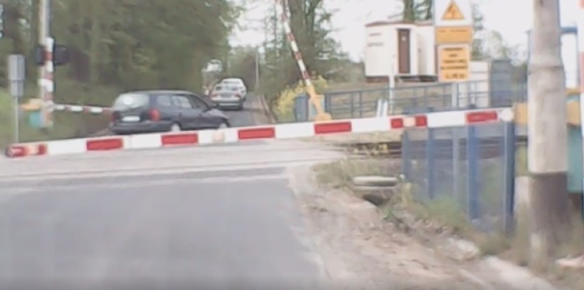 Rogatki opadają, a kierowcy pędzą dalej. Jeden nawet wyprzedza! [WIDEO] 