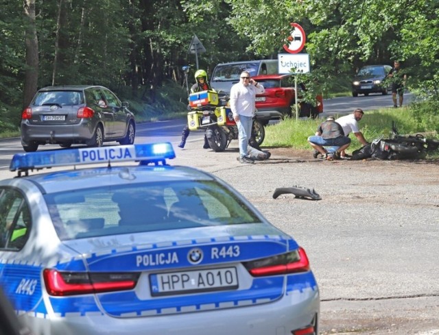 W lipcu w Katowicach policjanci zorganizowali akcję-pozorację, podczas której sprawdzali reakcję kierowców na wypadek z udziałem motocyklisty i pasażerki jednośladu. Wyniki są całkiem obiecujące

Zobacz kolejne zdjęcia/plansze. Przesuwaj zdjęcia w prawo - naciśnij strzałkę lub przycisk NASTĘPNE
