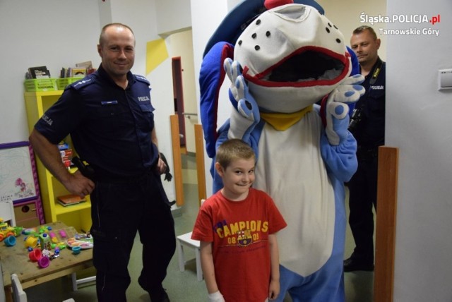 Policjanci z tarnogórskiej komendy wspólnie ze Stacją Opieki „Caritas" odwiedzili chore dzieci.