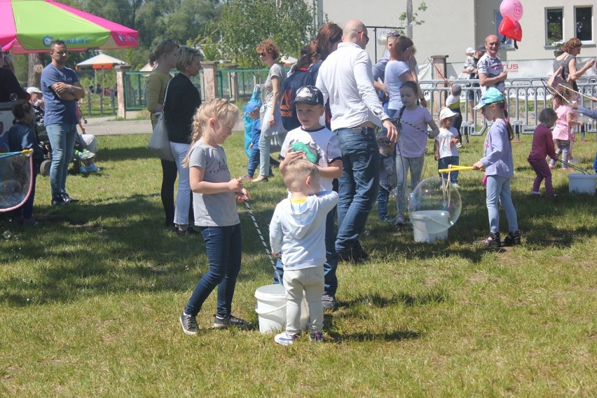 Dzień Baniek Mydlanych w głogowskiej marinie - zabawa nie tylko dla dzieci. ZOBACZCIE ZDJĘCIA