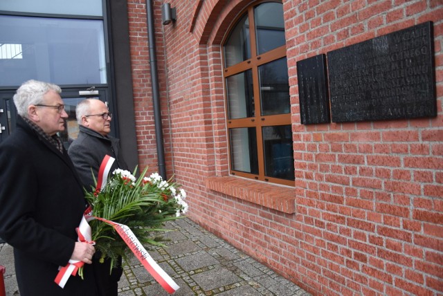 Starosta Leszek Bizoń wspólnie z przewodniczącym Rady Powiatu Wodzisławskiego złożyli okolicznościowe wiązanki pod pomnikiem i tablicami upamiętniającymi ofiary wydarzeń ze stycznia 1945