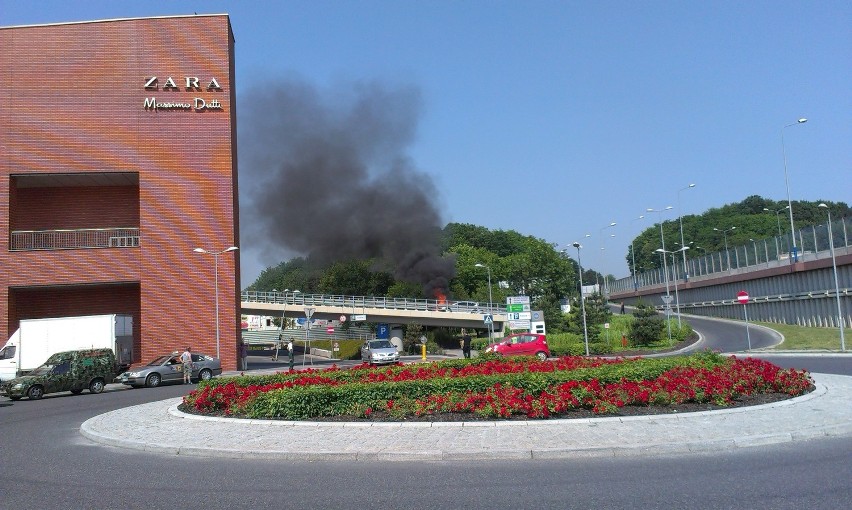 - Na wjeździe strażacy zastali płonący samochód marki...