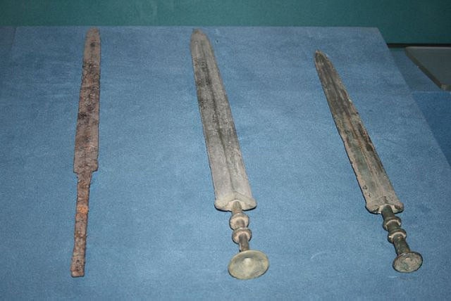 Chińskie miecze z epoki walczących kr&oacute;lestw. Pierwszy z lewej jest z żelaza, a pozostałe z brązu