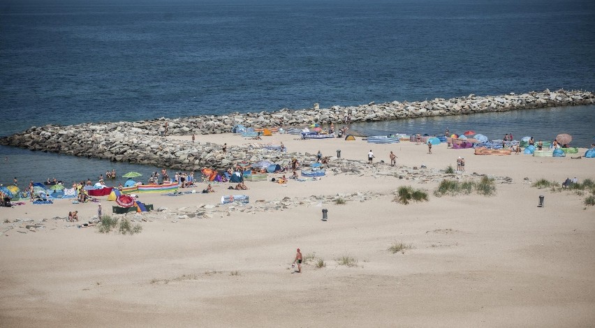 Na plaży w Jarosławcu pojawiło się w piątek wielu turystów.