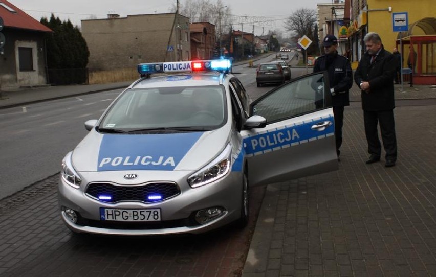 Policjanci w Chełmku dostali nowy radiowóz