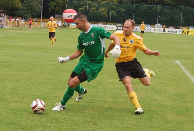 W rundzie jesiennej sezonu 2013/2014 Gryf Wejherowo pokonał Jarotę Jarocin 3:0