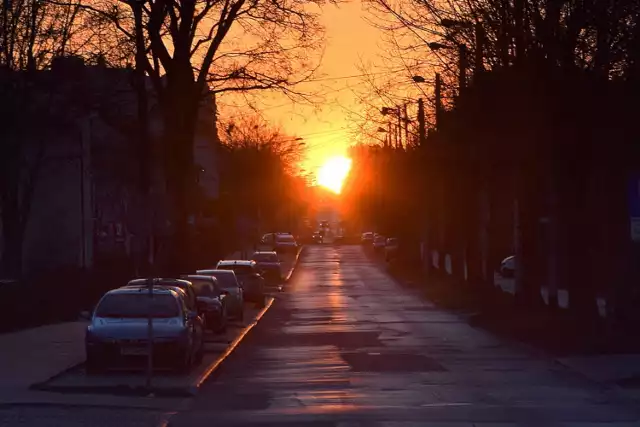 Słońce zachodzące nad ulicą Piekoszowską w Kielcach uchwycił fotoreporter Krzysztof Krogulec w środę, 1 kwietnia.