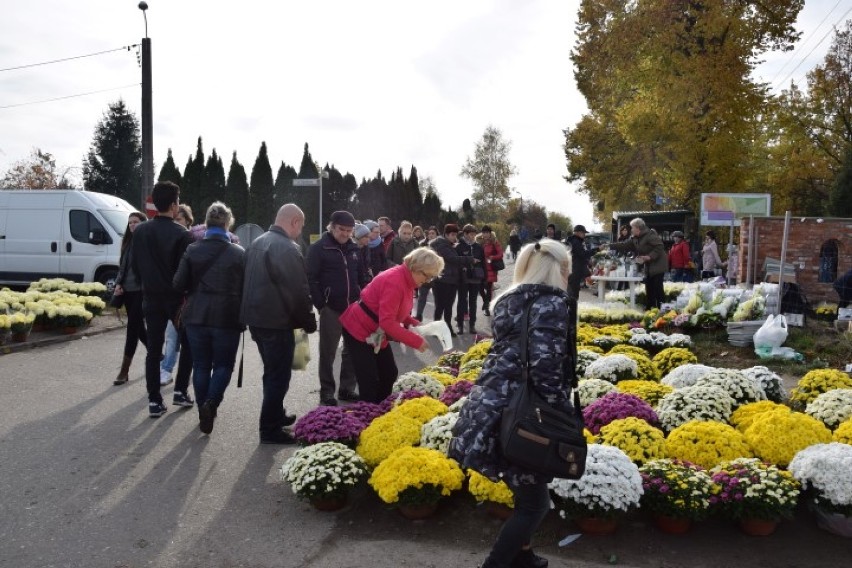  Pruszcz Gdański: Przygotowania do Wszystkich Świętych na starym cmentarzu  [ZDJĘCIA]