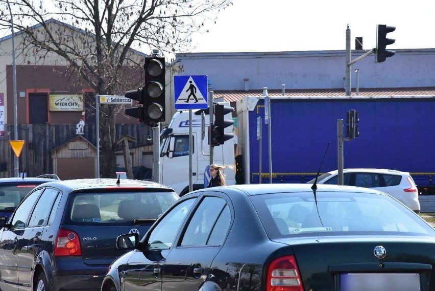 Horror na skrzyżowaniu w centrum Kielc. Skandal z sygnalizacją świetlną (WIDEO, zdjęcia)                                        