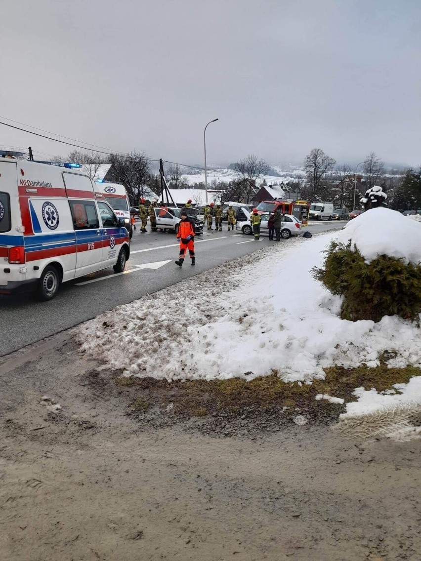 Wypadek w Zamieściu. Na drodze krajowej zderzyły się dwa auta. Poszkodowani trafili do szpitala