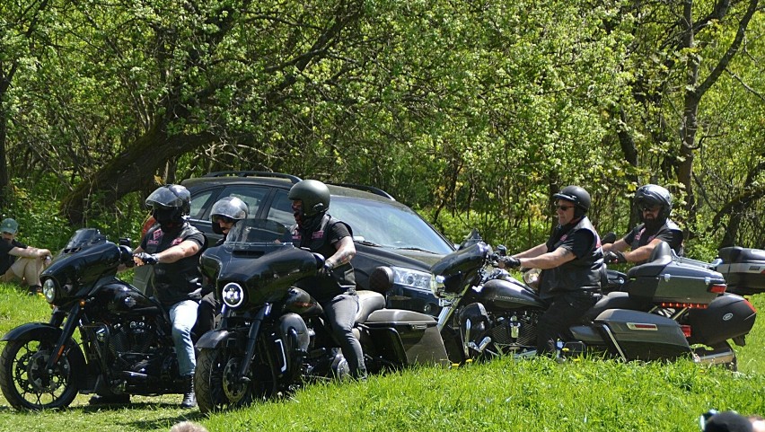 Wielkie rozpoczęcie sezonu turystycznego w Beskidzie Niskim z motocyklami w roli głównej. Wokół cerkwi w Bielicznej setki maszyn
