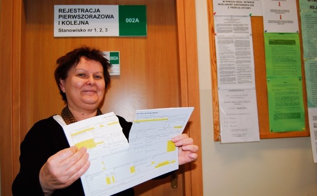 Maria Obrok, urzędniczka z chrzanowskiego pośredniaka, z niepotrzebnym już formularzem