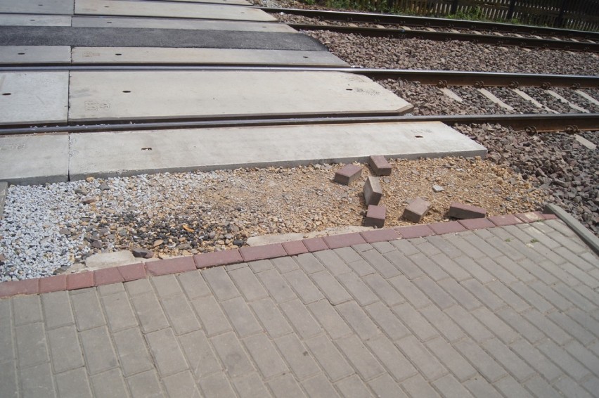 Radomsko: Kiedy naprawią chodniki na przejazdach kolejowych?