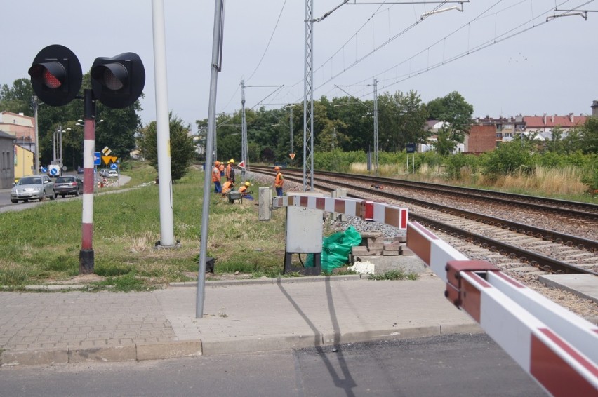 Radomsko: Kiedy naprawią chodniki na przejazdach kolejowych?