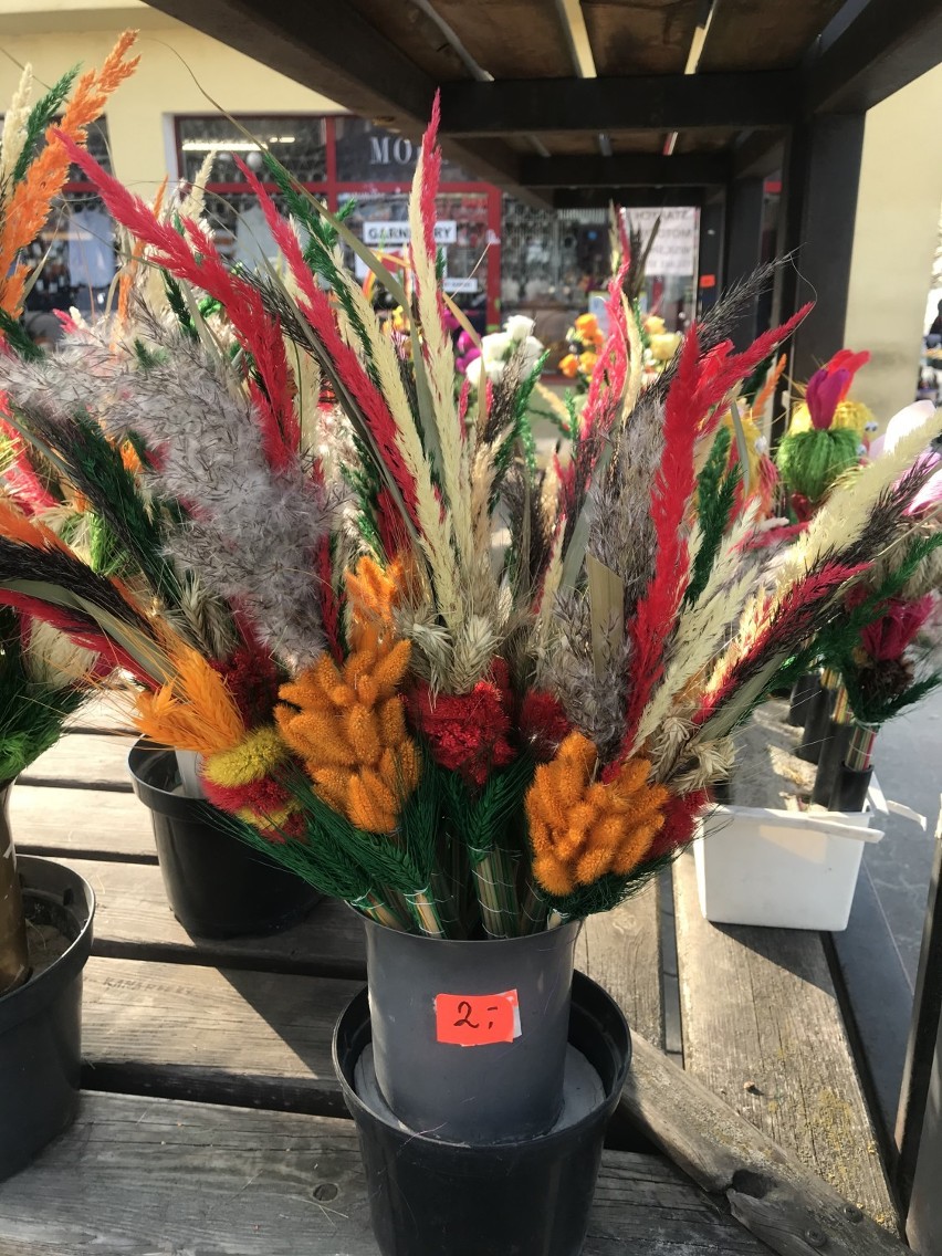 Chełm. Kolorowe palmy wielkanocne można jeszcze kupić na miejskim deptaku i bazarze. Zobacz zdjęcia