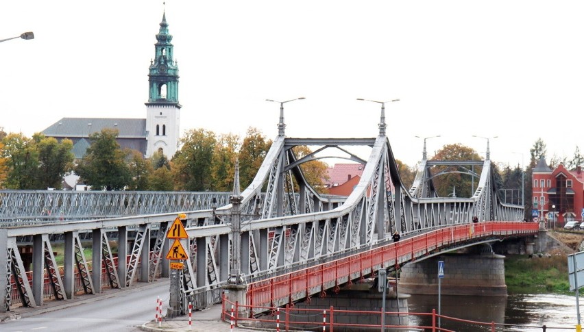 Budowa mostu tymczasowego i przygotowania do podwyższenia.