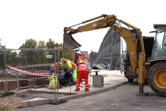 Budowa mostu tymczasowego i przygotowania do podwyższenia.