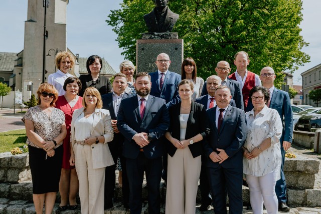 Pamiątkowe zdjęcie burmistrza Woźnik, zastępcy burmistrza i radnych kadencji 2018-2024