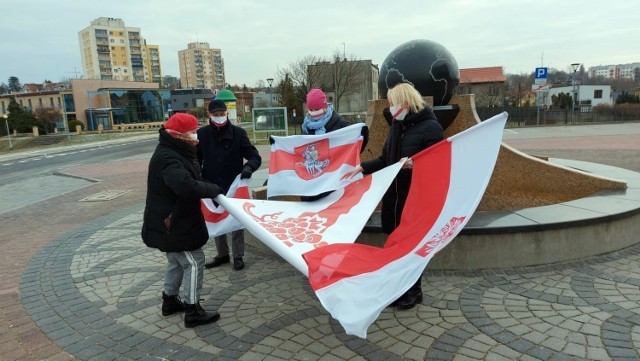 W niedzielę 7 lutego przypada Dzień Solidarności z Białorusią. Z tej okazji przedstawiciele stowarzyszenia "Nowa Białoruś" z Zielonej Góry zamanifestowali swoje wsparcie dla rodaków. Pod zielonogórską Palmiarnią pojawili się w sobotę 6 lutego.

- Na Białorusi nie dzieje się dobrze. Ludzie są tam pod stałą kontrolą. To, co się tam dzieje jest nie do pomyślenia. My manifestujemy przeciwko temu, co się tam dzieje - mówi Alena Kot ze stowarzyszenia "Nowa Białoruś".

Więcej zobaczysz na nagraniu:

