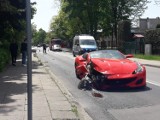 Wypadek na ul. Wyzwolenia w Piotrkowie. Na drodze rozbite ferrari, policja kieruje objazdami. ZDJĘCIA