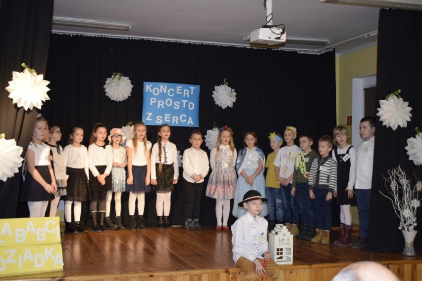 Koncert uczniów Szkoły Podstawowej w Czerniejewie z okazji dnia babci i dziadka