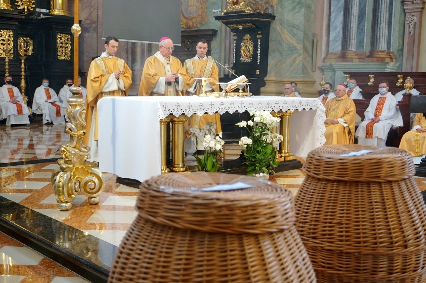 Msza Krzyżma w archikatedrze lubelskiej. W Wielki Czwartek modlili się tu księża z całej diecezji. Zobacz zdjęcia