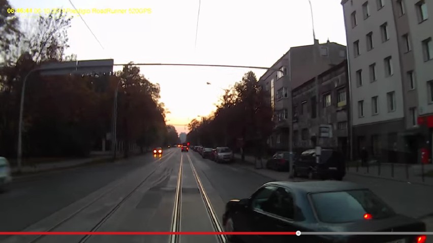 Kolizja osobówki z tramwajem... z perspektywy motorniczego [WIDEO]