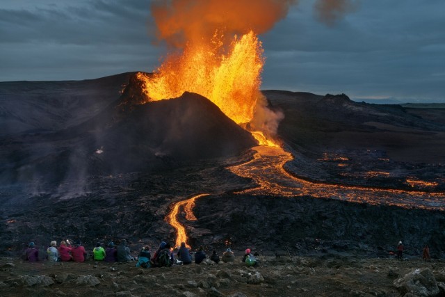 W ostatnich dniach Islandia ponownie stała się areną gwałtownego spektaklu natury. Kolejny wybuch wulkanu na półwyspie Reykjanes spowodował wprowadzenie stanu wyjątkowego na wyspie, wywołując niepokój wśród mieszkańców i władz.
