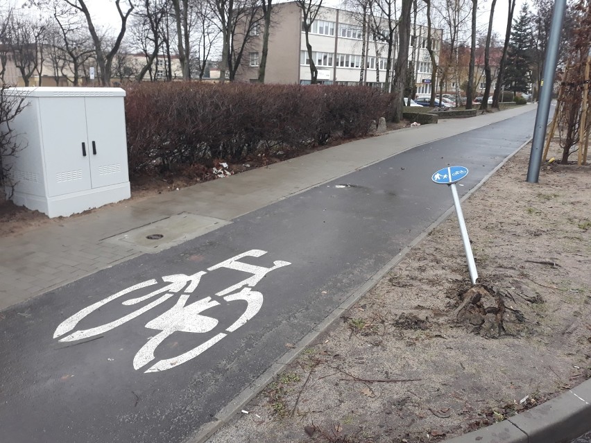 Aleja Żołnierza w Stargardzie, powalone znaki drogowe leżą...