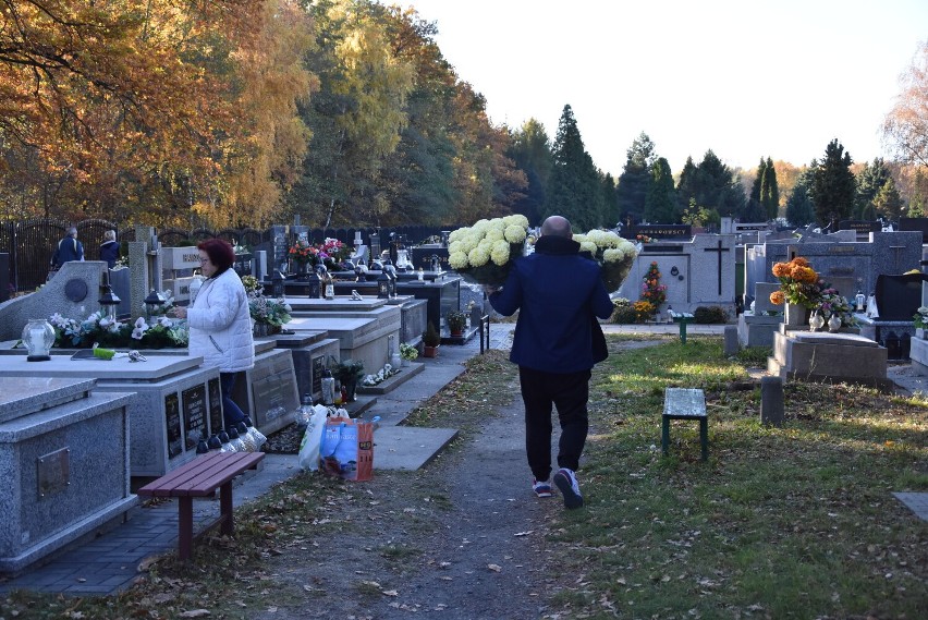 Na Cmentarzu Komunalnym w Mościcach trwają ostatnie porządki...