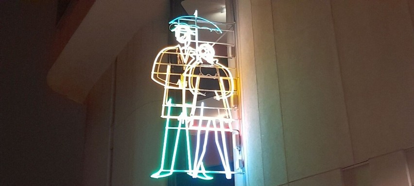 Neon, para z parasolką wita gości Kieleckiego Centrum Kultury. Zobacz na zdjęciach jak świeci