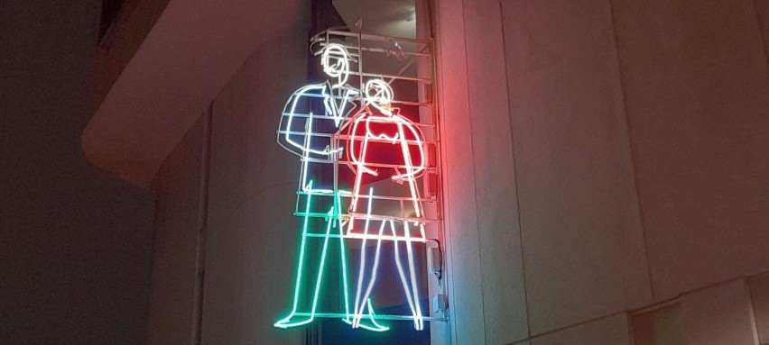 Neon, para z parasolką wita gości Kieleckiego Centrum Kultury. Zobacz na zdjęciach jak świeci