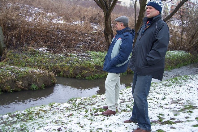 Waldemar Kupny i Jacek Jezierski utrzymują, że miasto bywa bezradne wobec trucicieli.